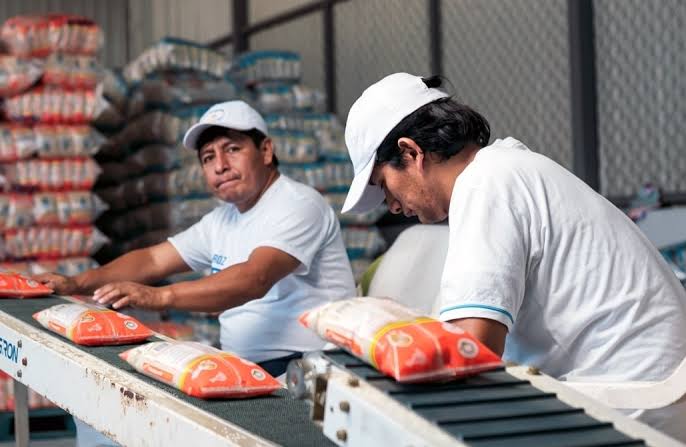 SE BUSCAN 25 PERSONAS PARA EMPACAR DISTINTOS PRODUCTOS |